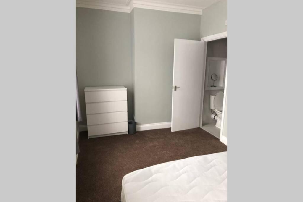 4 Bedroom House In Harrogate Town Centre ภายนอก รูปภาพ